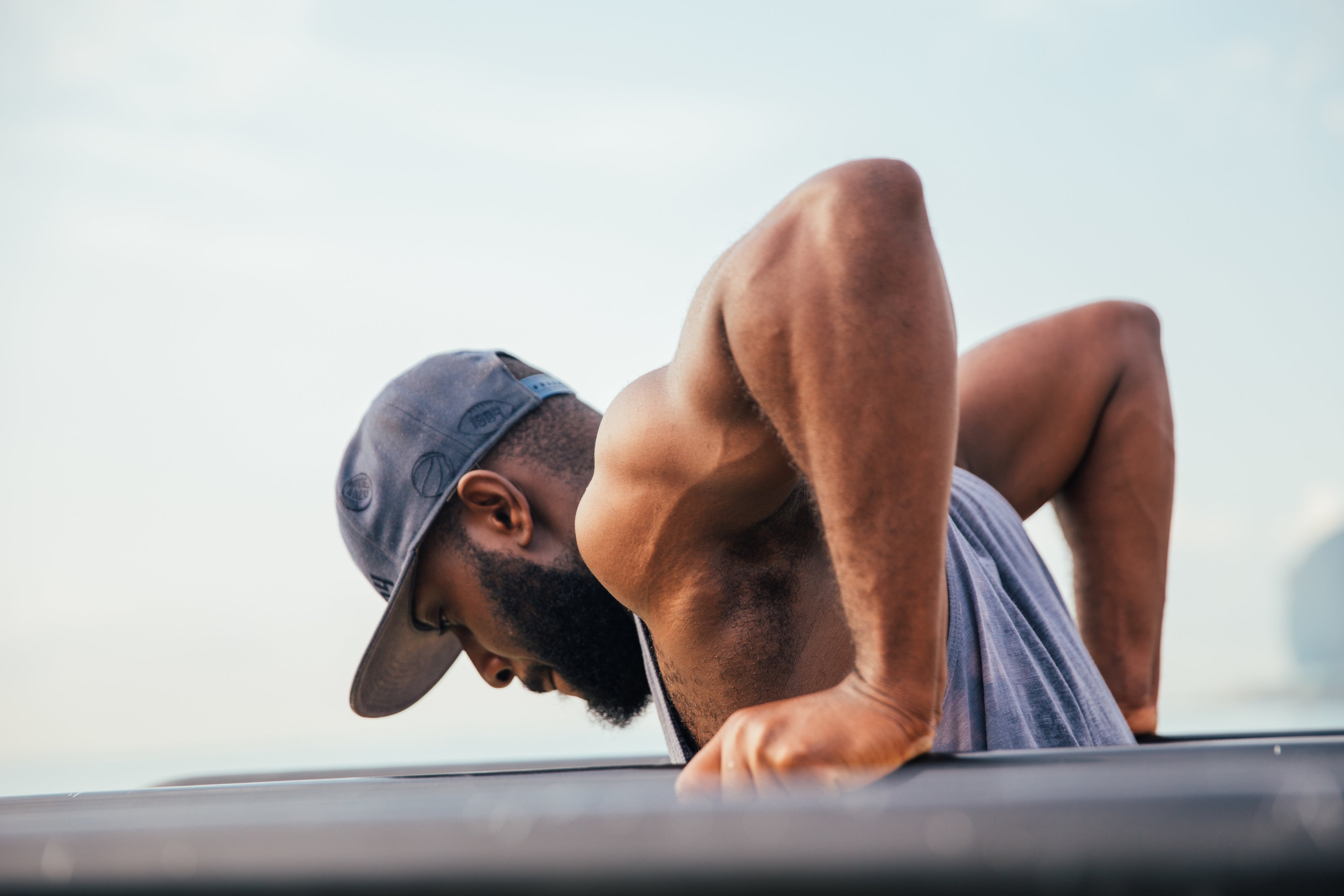 Gymsetz sporter traint triceps met dips op buitenlocatie – kracht en controle.